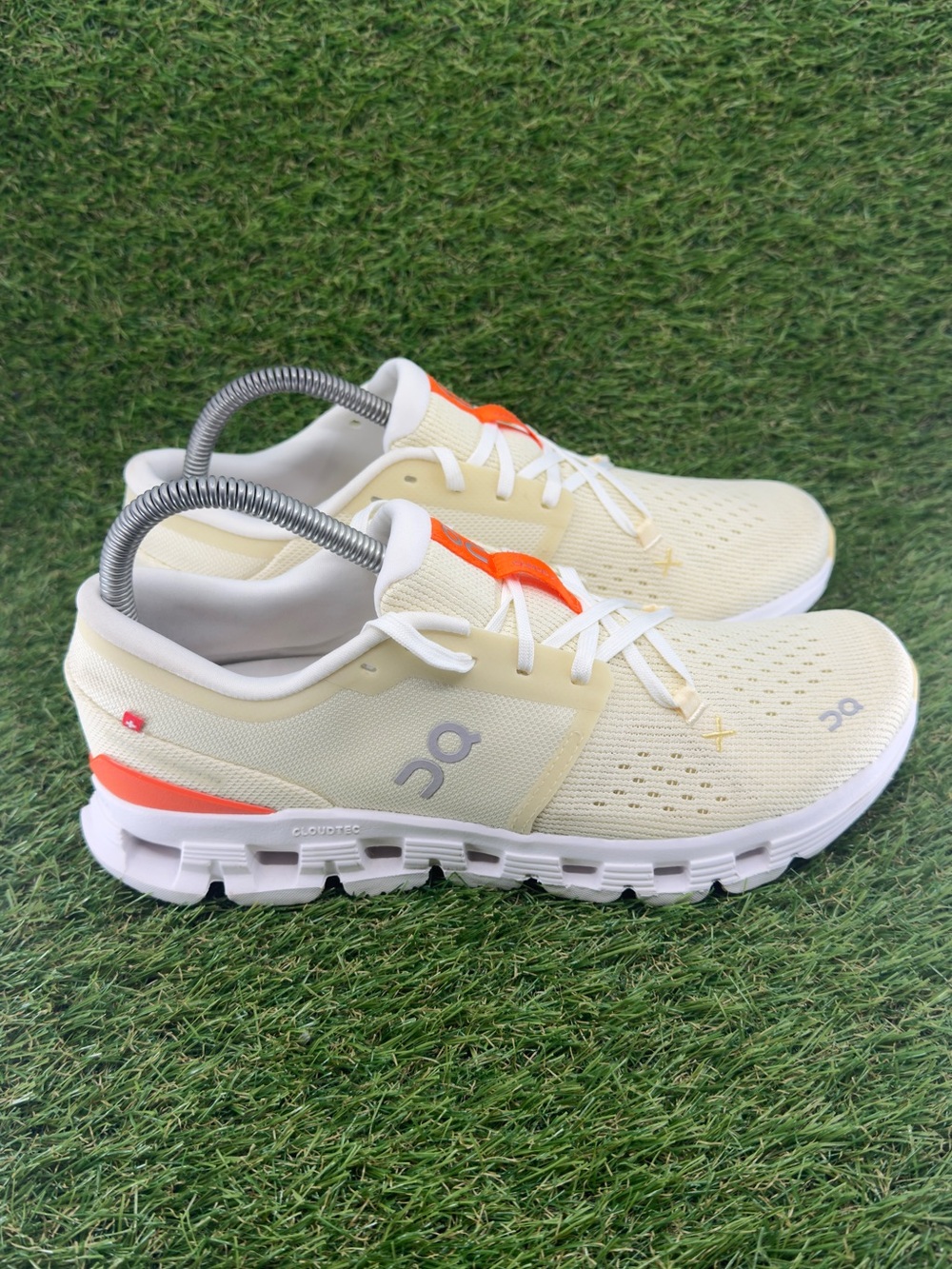 Women's Cloud X 4 - Castor/Flame apricot edition factor X  size 8.5 women’s